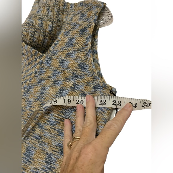 Affluent sleeveless sweater size Medium. Blue and tan mix colors.  NWT - Picture 9 of 9